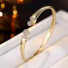 Brazalete Abierto de Circonita Cúbica Lujo Ligero Estilo Elegante de Nicho de Gama Alta Moda Versátil Pulsera Banquete Viaje Regalo