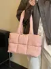 Bolsa sacola acolchoada com enchimento de plumas transfronteiriça para mulheres, bolsa espacial acolchoada simples, bolsa de mão para o dia a dia, bolsa de ombro casual sob o braço