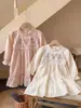 Coleção Outono 2026 Roupas Infantis Bordado Floral Francês Vestido para Meninas Gola Redonda Vestido em Camadas Manga Longa Vestido Princesa Infantil Algodão