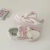 Tênis Rosa de Solado Grosso para Mulheres Estilo Coreano 2025 Outono Nova Moda Design de Nicho Respirável Esportivo para Estudantes Sapatos Brancos