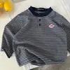 Camiseta Base Infantil 2026 Outono Novo Estilo Camiseta Listrada Tendência para Meninos Manga Longa Meio Botão para Crianças Pequenas e Maiores Top Casual