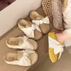 Sin adornos innecesarios, cosidas firmemente y cómodas para usar durante largos períodos: estas son las pantuflas de moda, populares y elegantes para mujer, perfectas para un look fresco y colegial en 2026
