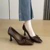 Tacones altos de aguja tallados retro franceses 166-48, de punta cuadrada para mujer, moño color Maillard, planos versátiles y elegantes