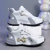 Zapatos de Hombre para Primavera y Otoño 2026 Nuevos Zapatos de Moda Estilo Coreano Versátiles Tenis para Correr Cuero Transpirable de Moda Zapatos Casuales para Pareja