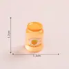 Miniatura de Paisaje Simulación Tarro de Mermelada de Naranja y Fresa Decoración DIY Accesorio Colgante Mini Adorno de Escritorio