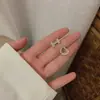 Nuevos pendientes de amor asimétricos 2023, aguja de plata S925, diseño de nicho femenino, clip para oreja compacto de moda, venta al por mayor