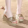 Sandálias de Moda ao Estilo Coreano para Mulheres, Novo Estilo de Verão, Salto Plataforma com Tira Única, Sapatos Plataforma de Solado Grosso, Sandálias Lantejoulas