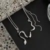 Collar de doble capa con forma de serpiente estilo frío, diseño de nicho para mujer, cadena para la clavícula de acero de titanio que no se decolora, accesorios de hip hop para celebridades de internet, collar