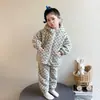 Conjunto de ropa de estar para niña de forro polar coral con estampado floral, engrosado para abrigar, con capucha y cremallera, adecuado para usar en invierno y puede usarse como prenda exterior.