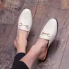 Sapatos Masculinos Transfronteiriços Tamanho Grande 45 Novos Sapatos Casuais Moda Estilo Britânico Sapatos de Couro Slip-On Sapatos Preguiçosos Meio Calce Sapatos de Couro