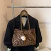 Bolso de mujer de gran capacidad, nuevo modelo de otoño 2026, bolso tote de nicho de lujo ligero vintage de alta gama, bolso de hombro
