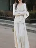 Conjunto de Duas Peças de Alto Padrão Estilo Francês para Mulheres: Nova Camisa Base de Tricô de Manga Longa + Saia Longa Fashionável de Gato da Sorte