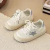 Zapatillas Deportivas Blancas con Estrellas Moda Infantil 2026 Otoño Nuevas Versátiles Transpirables para Niñas y Niños con Suelas Suaves