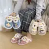 Chinelos de Algodão Fofos de Pinguim para o Inverno 2026 para Estudantes Femininas, Dormitório, Chinelos de Algodão Fechados com Aveludado Quente