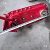 Un juego completo de diversos engranajes de transmisión, ejes hexagonales y ejes estriados dentro de la carcasa de una máquina zanjadora y surcadora con ejes dentados para la gestión de jardines.