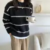 Foto real de suéter pullover de cuello redondo estilo coreano para mujer, nuevo estilo otoño e invierno 2022, tejido de punto a rayas de bloqueo de color holgado, moderno