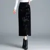 Saia feminina de veludo estampada, novo estilo outono 2026, cintura alta, modeladora, justa ao corpo, comprimento médio, com fenda, elegante