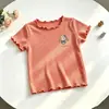 Camiseta infantil de manga curta, novo estilo verão 2026, cor doce de desenho animado legal, top fino para bebê com bordas franzidas