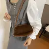 Bolso bandolera para mujer de felpa con sensación de otoño e invierno, súper popular, nicho, estilo nuevo, bolso de mano moderno y versátil, bolsa tote 2026