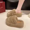 Talla 34~42, pantuflas peludas blancas de moda con una correa y suela gruesa para mujer, para usar al aire libre en verano, nuevas pantuflas de algodón versátiles 2024
