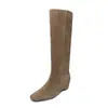 Botas de montaria femininas de salto alto com aumento interno de altura, botas de inverno de couro bovino totalmente genuíno com bico quadrado, sem cadarço, salto médio, botas femininas acima do joelho