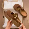 Pantuflas de cuero con tira gruesa decorada para mujer, novedad de principios de otoño 2026, zapatillas cerradas de punta cerrada versátiles estilo retro japonés para mujer
