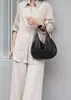 Nuevo modelo de verano bolso hobo de piel de vaca de capa superior en forma de media luna, estilo minimalista, versátil para ir al trabajo, de un solo hombro, bajo el brazo, bolso tipo bollo cruzado para mujer