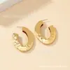 Novos Brincos Tridimensionais em Forma de C com Senso de Design Vintage Brincos Geométricos de Luxo Leve Europeus e Americanos Brincos Transfronteiriços para Mulheres