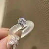 Prata de lei S925, um anel único e moderno em estilo chinês com detalhes em jade branco e diamantes, exalando uma elegância suave e refinada, um anel simples de jade com um único diamante
