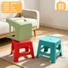 Banqueta quadrada simples de plástico, adequada para mesas de jantar em casa, para trocar de sapatos na entrada e como assento para barracas ao ar livre; empilhável e disponível para atacado direto da fábrica