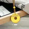 Livro Vermelho Novo Estilo Chinês Design Estilo Família Zhou Ouro Antigo Banhado Diamante Incrustado Padrão de Nuvem Fivela da Paz Colar Pingente