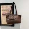 Bolso de mano retro de gran capacidad estilo coreano para mujer, nueva colección primavera 2026, con textura de cuero encerado, adecuado para ir al trabajo, y diseñado como bolso de hombro o para llevar debajo del brazo.