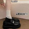 Mocasines de cuero vacuno de capa superior con suela gruesa para mujer, nuevo modelo 2026, zapatos de charol pequeños de punta redonda estilo JK británico