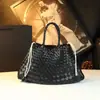 Bolsa de Mão Grande de Couro Genuíno para Mulheres 2026 Nova Moda Bolsa Tecida Dumpling Bolsa para Mãe de Meia-Idade Bolsa de Ombro Único Transversal