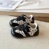 Tênis de treino infantis estilo coreano com flores, sola macia, marca alemã, coleção nova primavera e outono 2026, sapatos para bebê menina com fecho de velcro, sapatos casuais