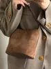 Bolso Cubo Nuevo de Otoño 2025, Gamuza Mate Elegante para Mujer, Nicho de Lujo Ligero, Gran Capacidad, Retro, de Hombro Único, Cruzado