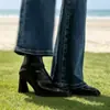 Zapatos de mujer de punta fina en piel, adecuados para primavera y otoño, con tacón grueso, piel genuina y un diseño de corte profundo, con piel suave y tacón alto - una nueva colección primavera 2024