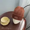Chapéu de Lã Bordado com Letra para Mulheres Estilo Coreano Outono e Inverno Nova Moda Casual Chapéu de Tricô Proteção de Orelha Masculina de Inverno Chapéu Quente