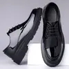 Zapatos de hombre de cuero patentado de fábrica original, estilo británico transpirable, suela gruesa brillante, que aumentan la altura, adecuados para trajes, bodas y novios