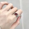 Anillo apilable de diseño avanzado de nicho Benmingnian con gema roja, anillo abierto francés irregular tipo líquido para mujer