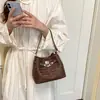 Bolsas de moda transfronteiriças 2026 primavera novo vintage nicho super popular transversal trançada bolsa mais vendida balde bolsa feminina
