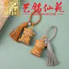 Llavero de gatito juguetón tallado en madera de azufaifo de Yiming Xianyuan, lindo colgante decorativo para mochila de pareja con borla temática de luna