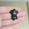 Directo de fábrica Jade de tinta natural de Xinjiang colgante de dibujos animados doce signos del zodíaco Rey de la Medicina talla en piedra colgante pequeño boutique venta al por mayor