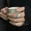 Colección de Anillos Geométricos de Zirconia Personalizados Vintage Lujo Accesible Anillo de Dedo Índice de Gama Alta Apertura Ajustable Joyería para Mano