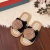 Novas pantufas casuais de outono e inverno para casa, moda feminina, confortáveis, florais, felpudas, adequadas para uso externo, pantufas internas de algodão antiderrapantes