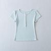 25 Camisetas Cortas de Manga Corta con Botones a Mitad, Cuello Redondo y Mangas Cortas Ligeramente Volantes, Estilo Francés Sencillo, Pequeñas, para Mujer, Moda Trendy Europea y Americana de Verano, Ajustadas