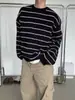 Suéter de malha pulôver listrado em preto e branco com design exclusivo para homens, outono e inverno, gola redonda, caimento relaxado, peça de malha versátil