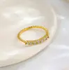Anel Fino de Aço Titânio com Diamantes de Venda Quente, Anel Bicolor Dourado e Prateado de Luxo Leve Cravejado com Diamantes, Joia Empilhável da Moda, Atacado em Pequenas Quantidades