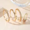 Anillo de Luz de Zirconia Incrustada en Oro Real Chapado en Cobre Transfronterizo Europeo y Americano Lujo Ligero Sensación de Alta Gama Anillo para el Dedo Joyería de Mano Versátil Fabricante Venta al por Mayor en Stock