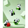 Paisaje en Miniatura Figura de Panda de PVC Adorno Pequeño Accesorio de Decoración DIY Panda Sosteniendo Brotes de Bambú Adorno de Escritorio de Panda